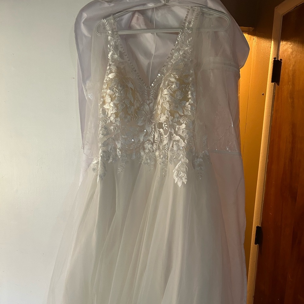 JJs House Elegant White Lace Wedding Dress